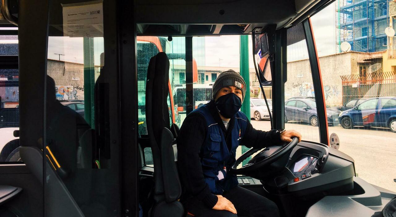 Sale sull'autobus senza mascherina e aggredisce il conducente perché gli aveva chiesto di indossarla