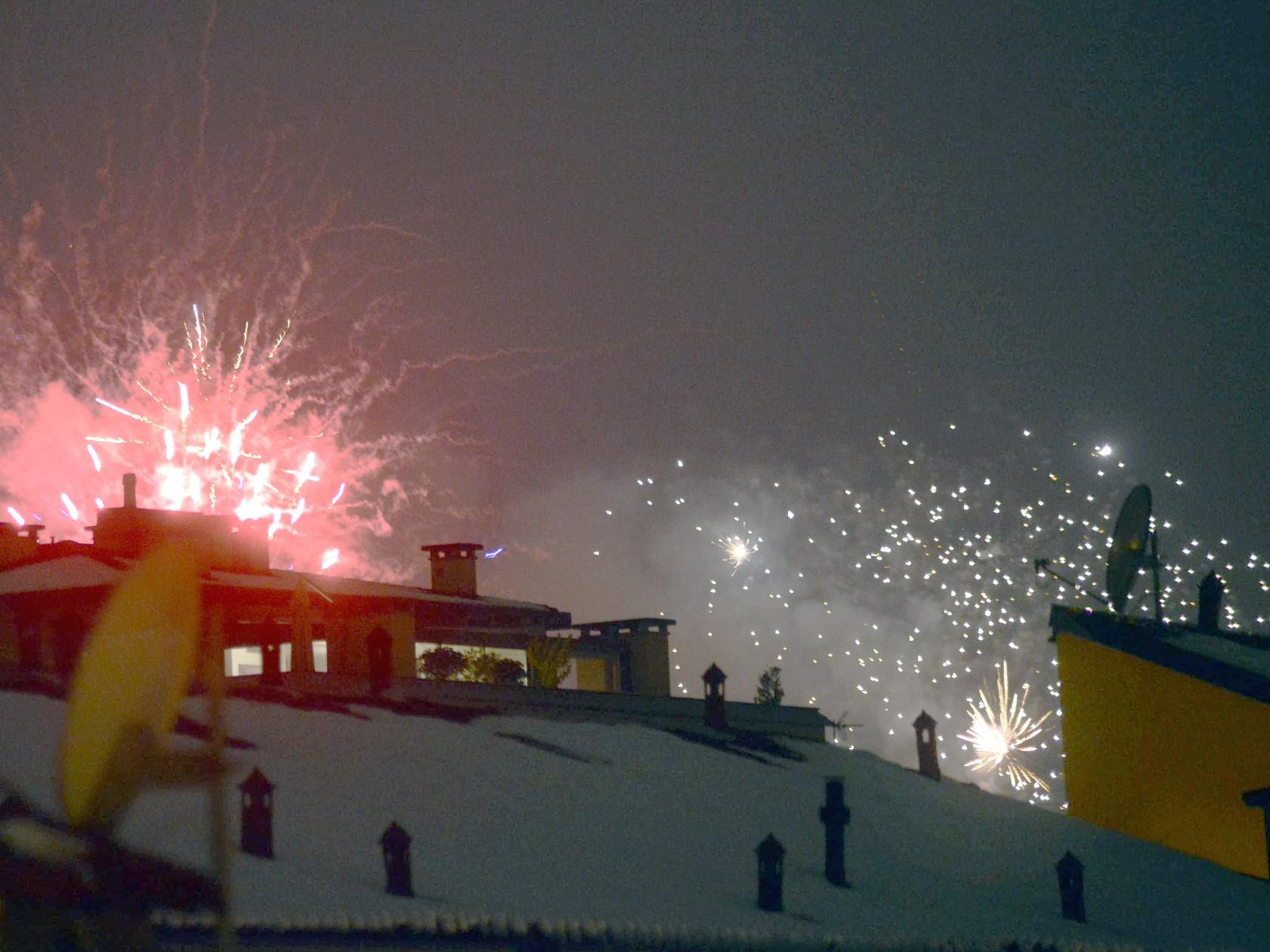 Capodanno 2022: il Covid (anche questa volta) spegne i festeggiamenti in tutto il mondo