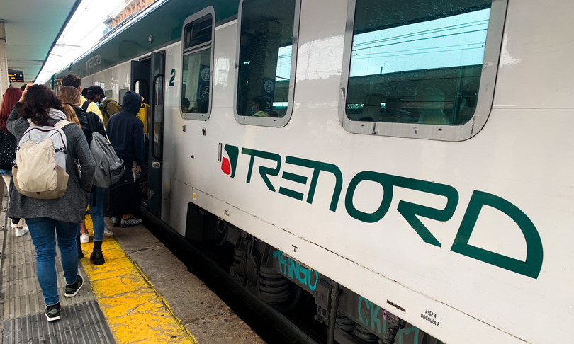 Arrestati due stupratori: avevano aggredito due ragazze su un treno e nella stazione di Vedano Olona Arrestati due stupratori: avevano aggredito due ragazze su un treno e nella stazione di Vedano Olona