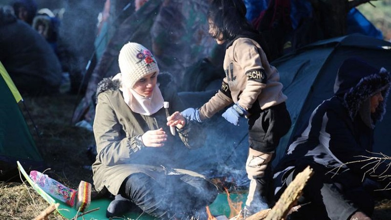 Migrante curda incinta muore di stenti al confine della Polonia: soccorsa troppo tardi Migrante curda incinta muore di stenti al confine della Polonia: soccorsa troppo tardi