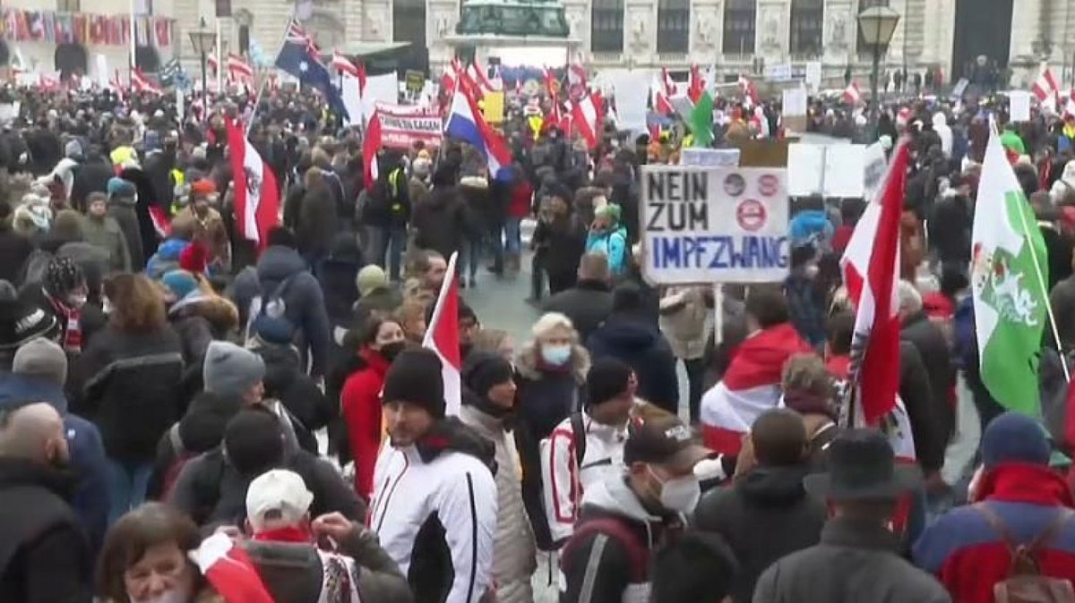In Austria in piazza contro l'obbligo vaccinale fomentati dall'estrema destra In Austria in piazza contro l'obbligo vaccinale fomentati dall'estrema destra