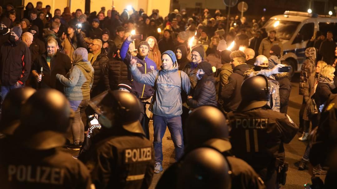 Fanatici no-vax scatenati in Germania: 16 poliziotti feriti dopo cortei degenerati a causa dei violenti Fanatici no-vax scatenati in Germania: 16 poliziotti feriti dopo cortei degenerati a causa dei violenti