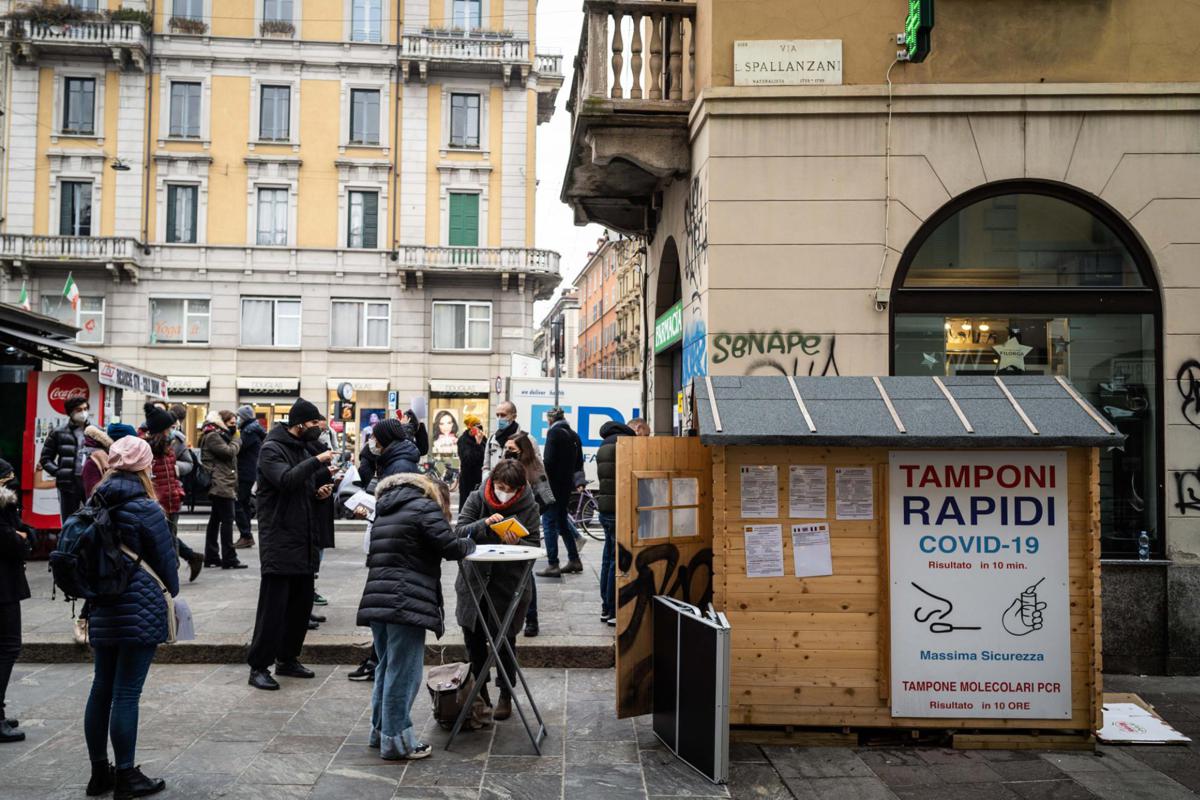 I virologi dettano le linee guida per Natale: "Prudenza, mascherine anche all'aperto ed evitate luoghi affollati"