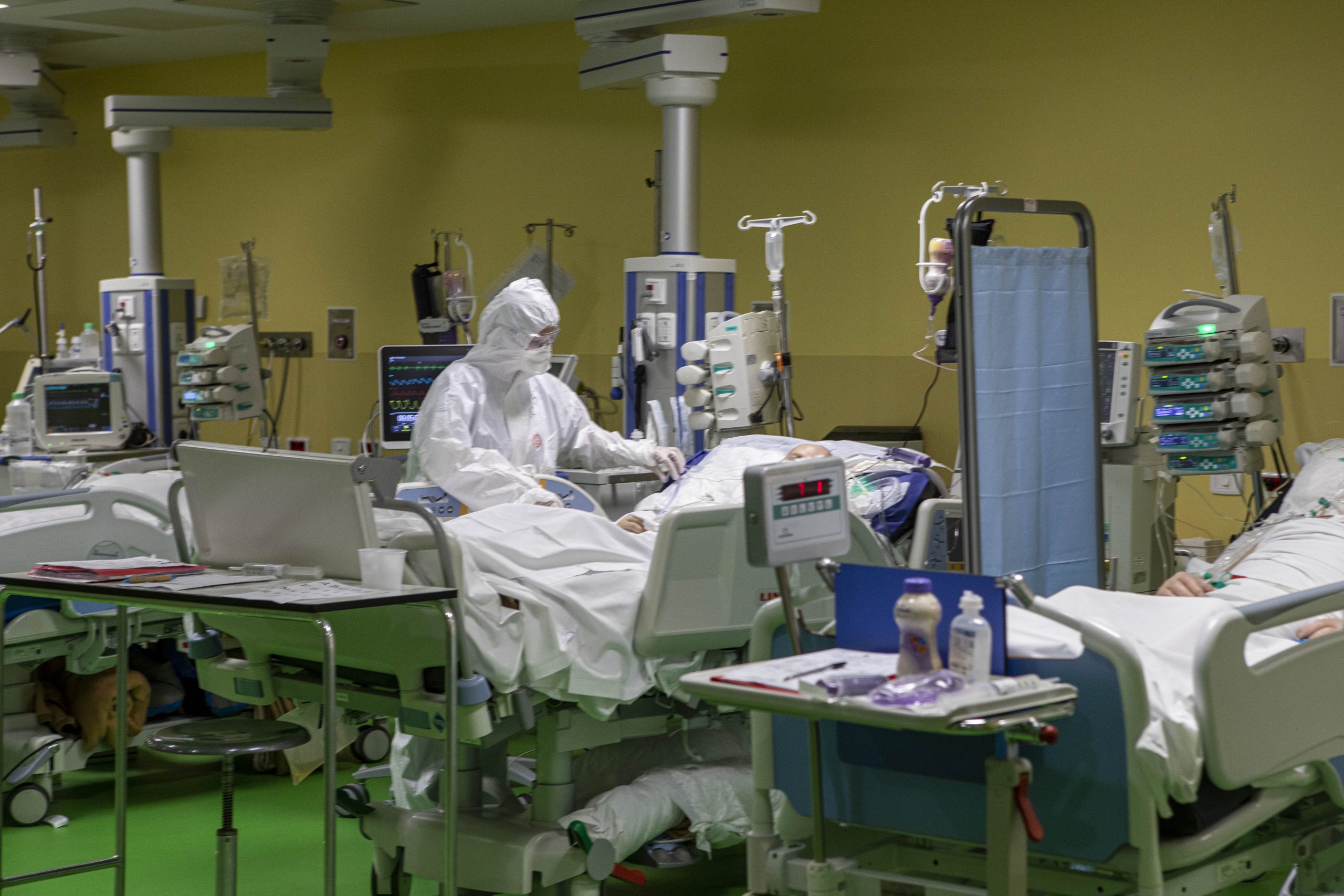 Superati i 20 mila contagi e i 100 morti: la pandemia dei non vaccinati comincia a pesare