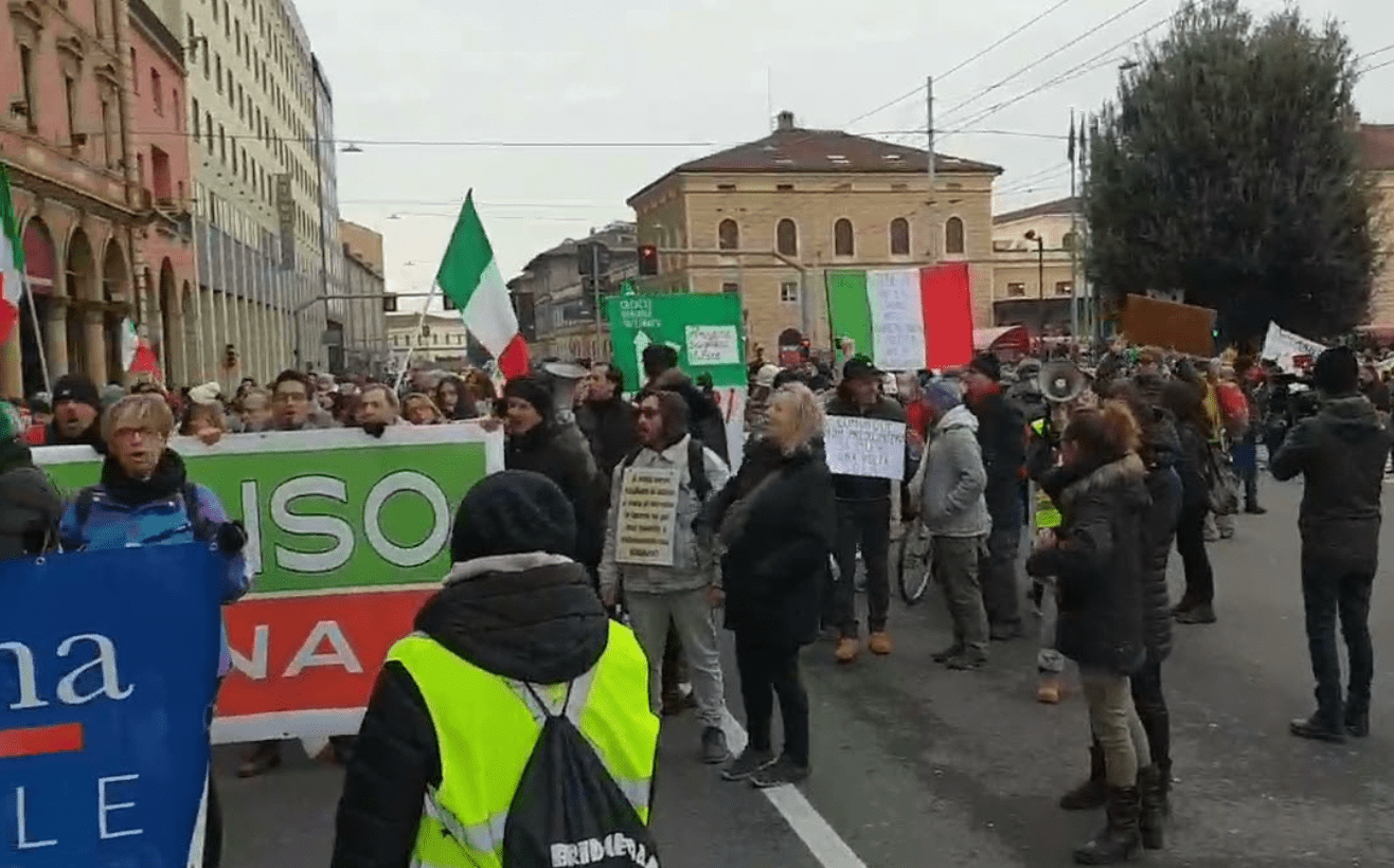 Schermata 2021-12-04 alle 19.02.02-min A Bologna i no-vax marciano contro i "giornalisti terroristi" e la "dittatura" scortati dalla polizia