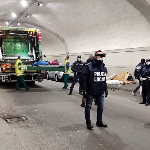 La polizia a Milano rimuove (di nascosto) le coperte ai senzatetto, a dicembre: la denuncia di Mutuo Soccorso