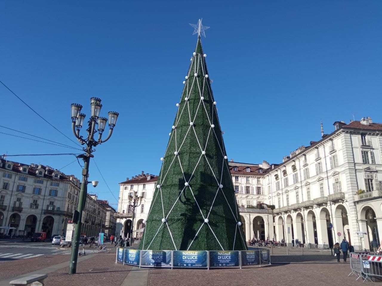 A Torino sono arrabbiati per l'albero di Natale: "Così brutto non s'era mai visto"