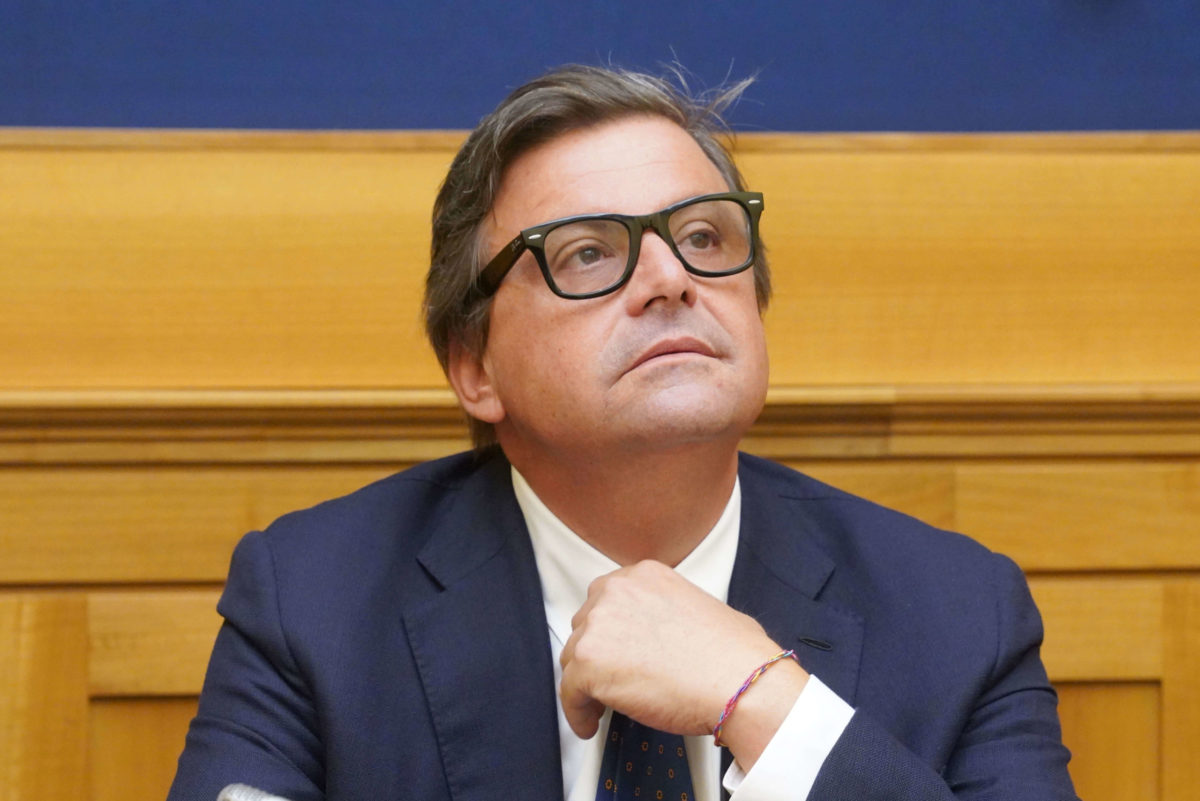 Calenda contro Meloni: "Temo che lei non sappia quale sia il significato della parola 'patriottismo'"