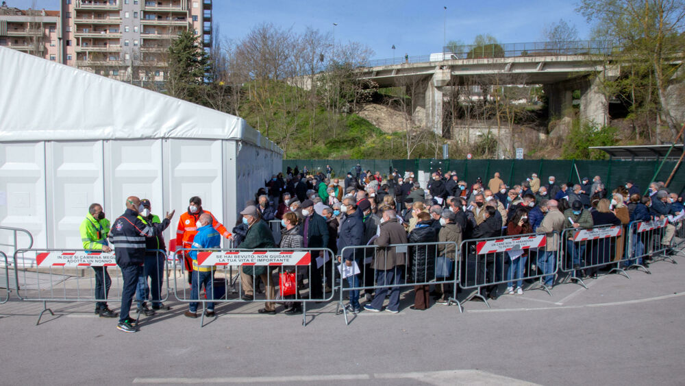 La denuncia dell'Ulss di Treviso: "No vax in coda negli hub per rallentare le vaccinazioni"