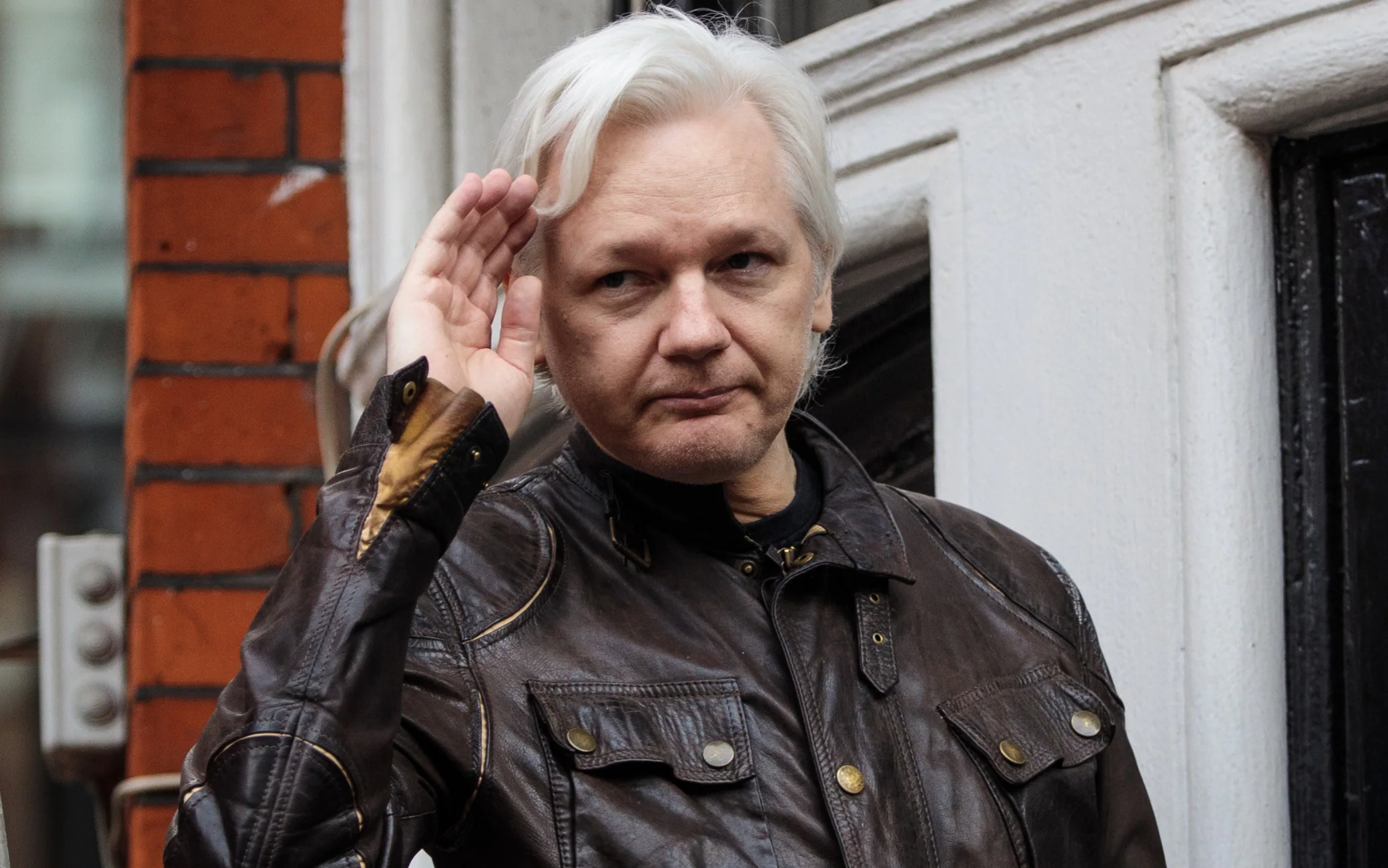 Julian Assange perde l'ultimo ricorso: "Ora è pericolosamente vicino all'estradizione"