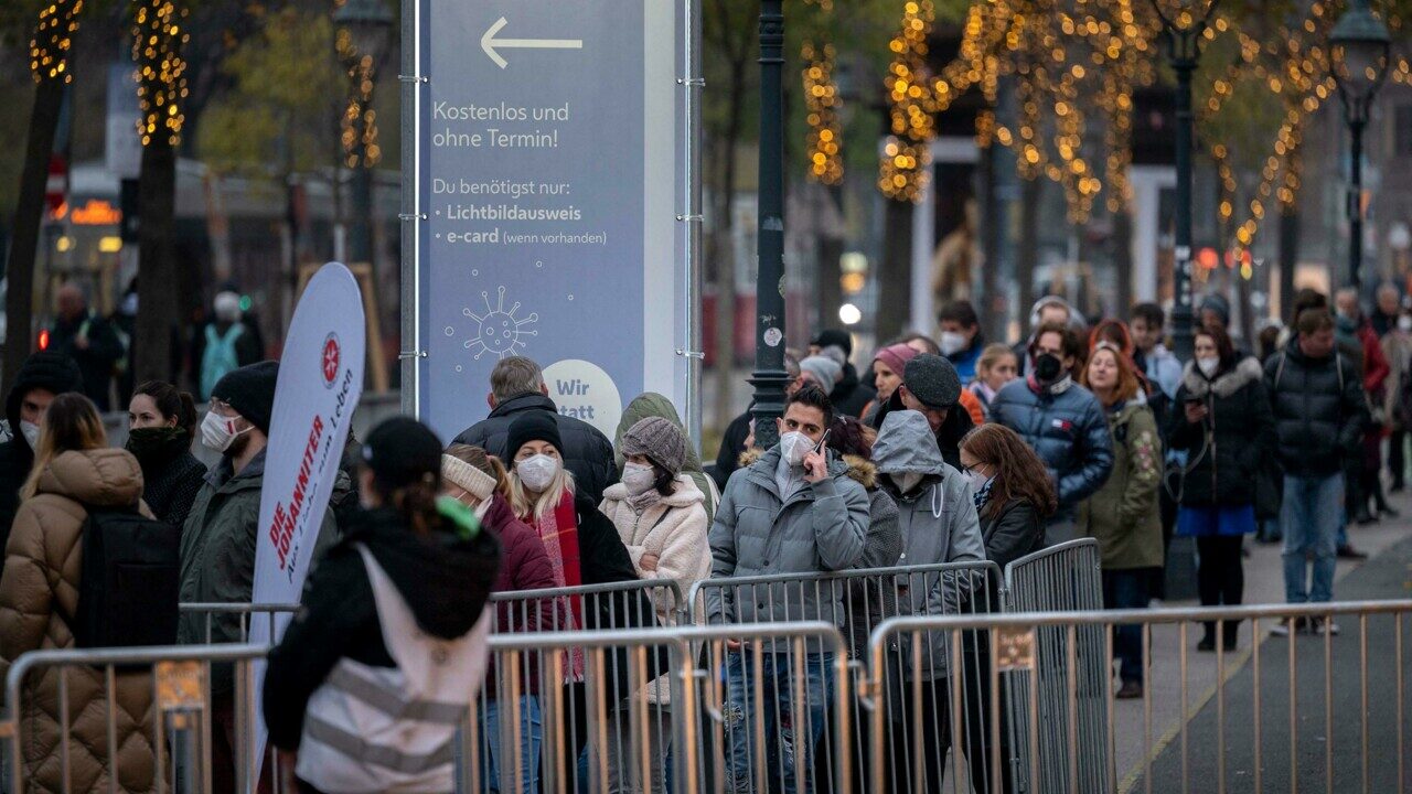 L'Austria blinda le frontiere: dal 20 potrà entrare solo chi ha la terza dose mentre per gli altri...