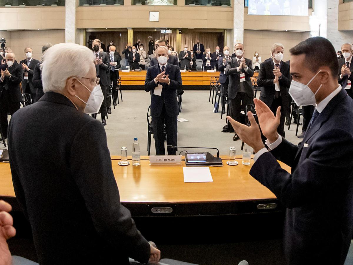 Mattarella commosso: "E' il mio ultimo saluto agli Ambasciatori e alle Ambasciatrici italiane"