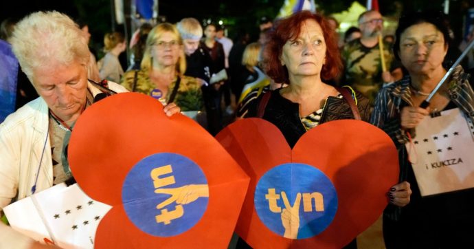 polonia-proteste-legge-media-1200-690×362 La Commissione Ue: "La legge sui media mette a rischio la libertà di stampa in Polonia"