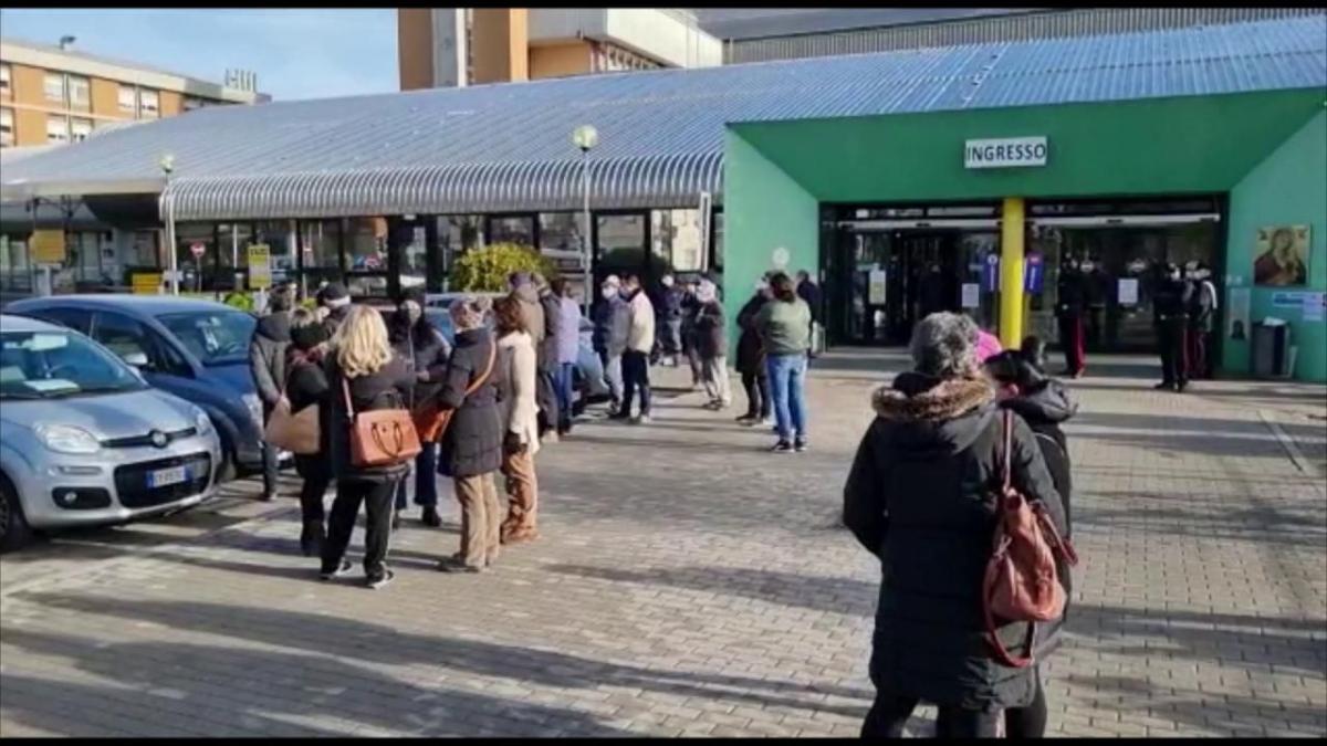 I no-vax tentano di occupare l'ospedale di Pordenone: la digos sventa il piano