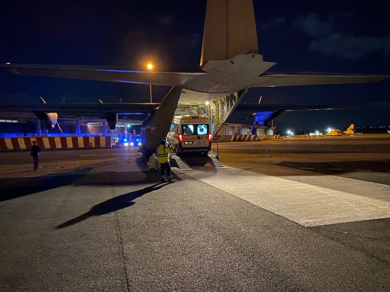 L'aeronautica trasporta da Lamezia a Roma una bimba di sei mesi intubata per il Covid