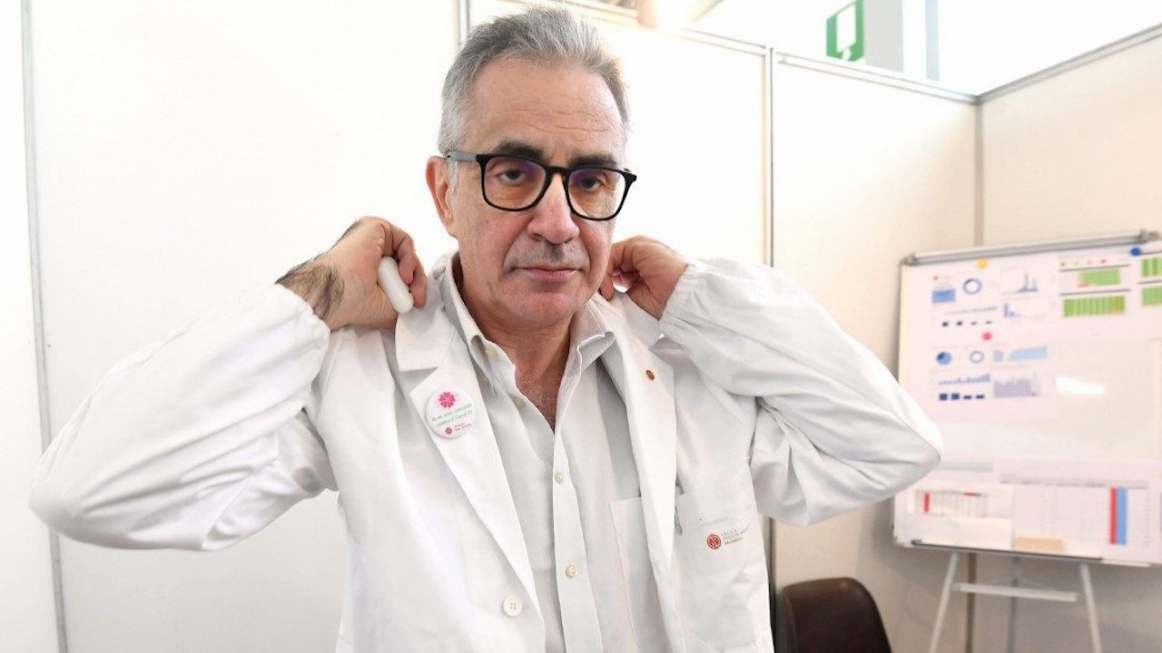 Pregliasco rassicura ancora: "Omicron più contagiosa ma effetti meno gravi"