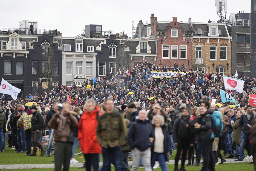 Ad Amstersdam negazionisti in piazza senza mascherina contro le misure anti-covid: scontri