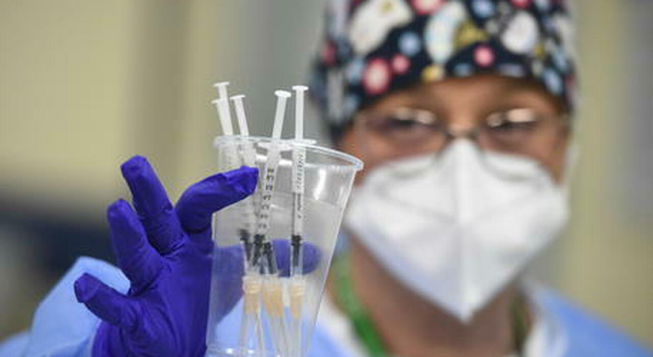 I medici: "Altri 1300 camici bianchi no-vax sospesi, non sono fatti per questo mestiere"