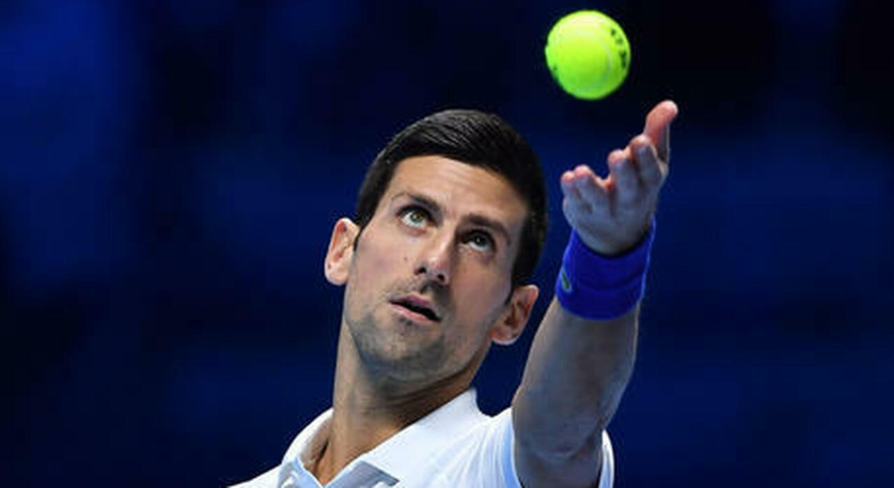 Djokovic il furbo è bloccato sull'aereo a Melbourne: il governo non riconosce l'esenzione al vaccino