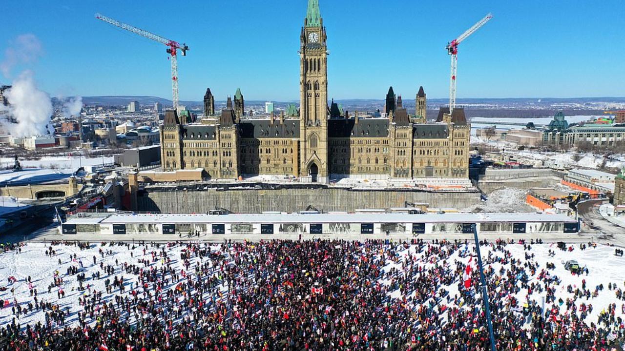Ottawa assediata dei camionisti e No Vax contro l'obbligo vaccinale: il presidente Trudeau raggiunge un luogo segreto Ottawa assediata dei camionisti e No Vax contro l'obbligo vaccinale: il presidente Trudeau raggiunge un luogo segreto