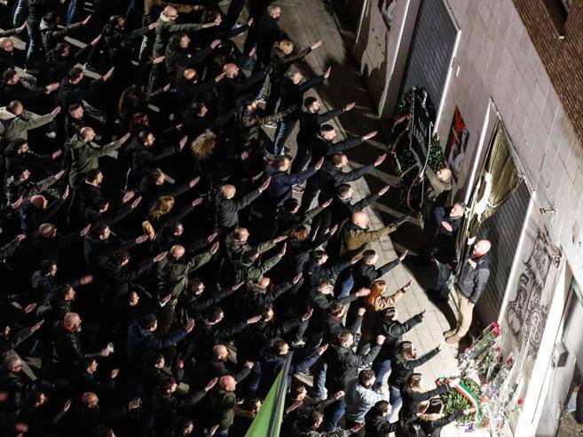 Acca Larentia diventa una parata fascista e l'Anpi insorge: "Sciogliere queste organizzazioni e requisire i beni" Acca Larentia diventa una parata fascista e l'Anpi insorge: "Sciogliere queste organizzazioni e requisire i beni"