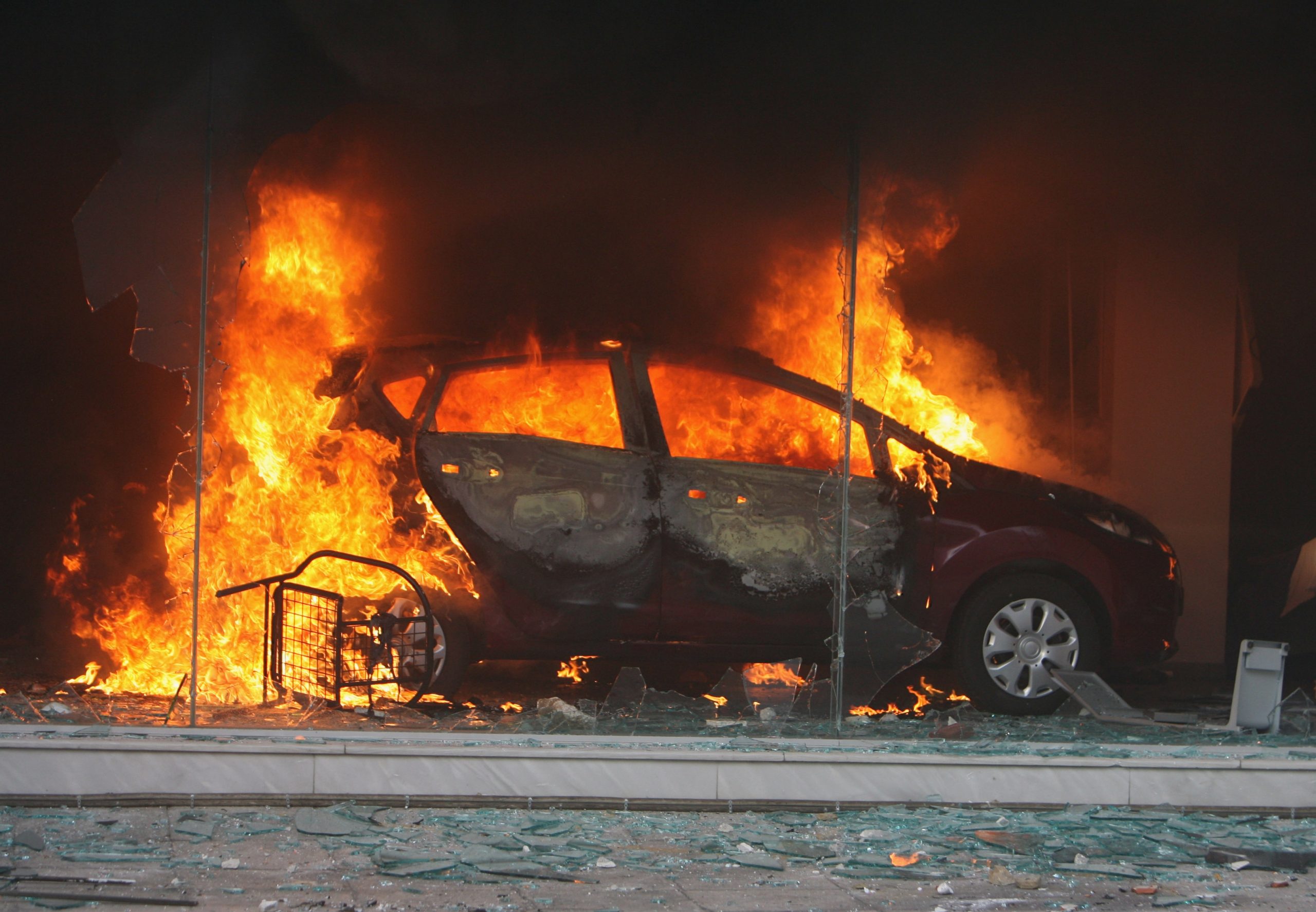 Nella notte di Capodanno in Francia date alle fiamme 874 auto: 441 arresti