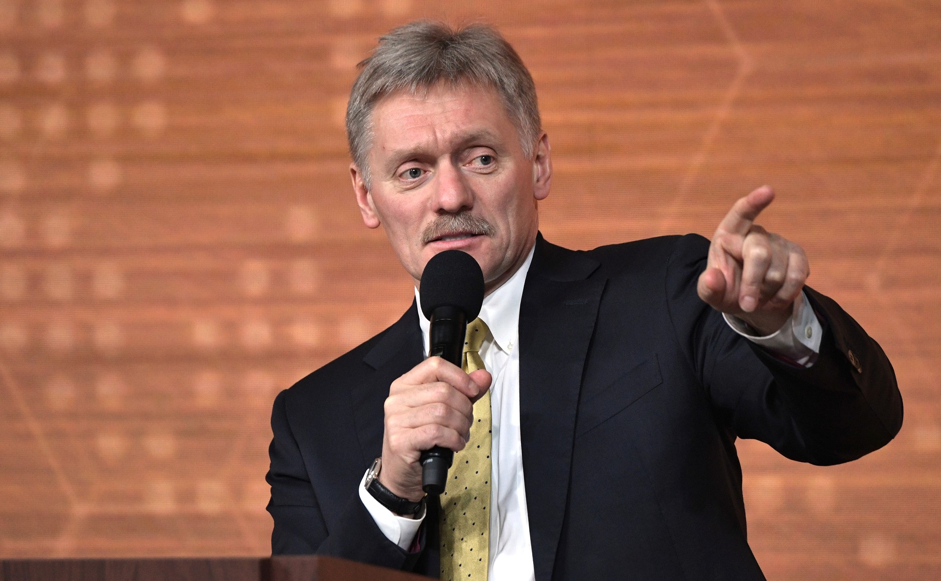 Le bugie del Cremlino: "Ritirate le truppe a Kiev per favorire i negoziati..."