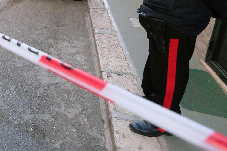 Accoltella i genitori in casa e prova a fuggire: arrestato 28enne con disturbi psichiatrici