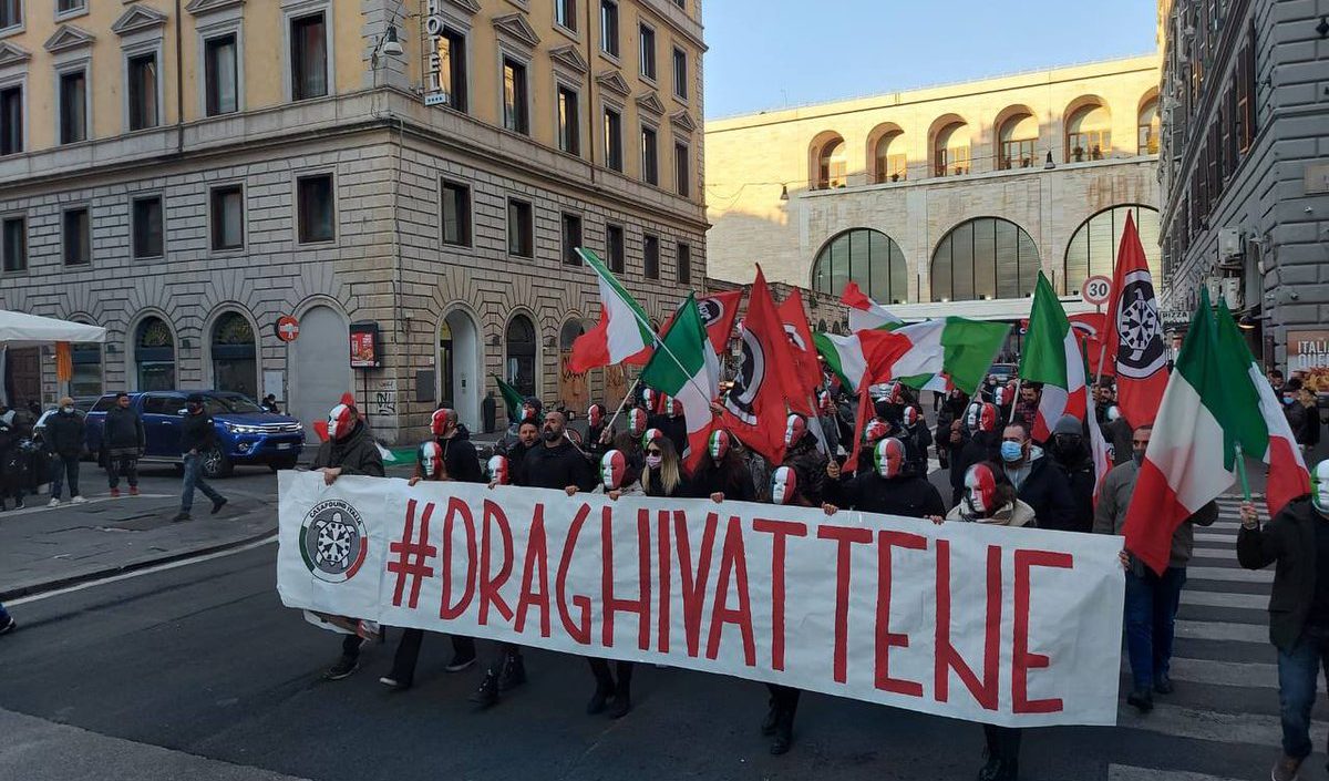 I fascisti di Casapound in piazza per difendere i no-vax: "Draghi dimettiti" I fascisti di Casapound in piazza per difendere i no-vax: "Draghi dimettiti"