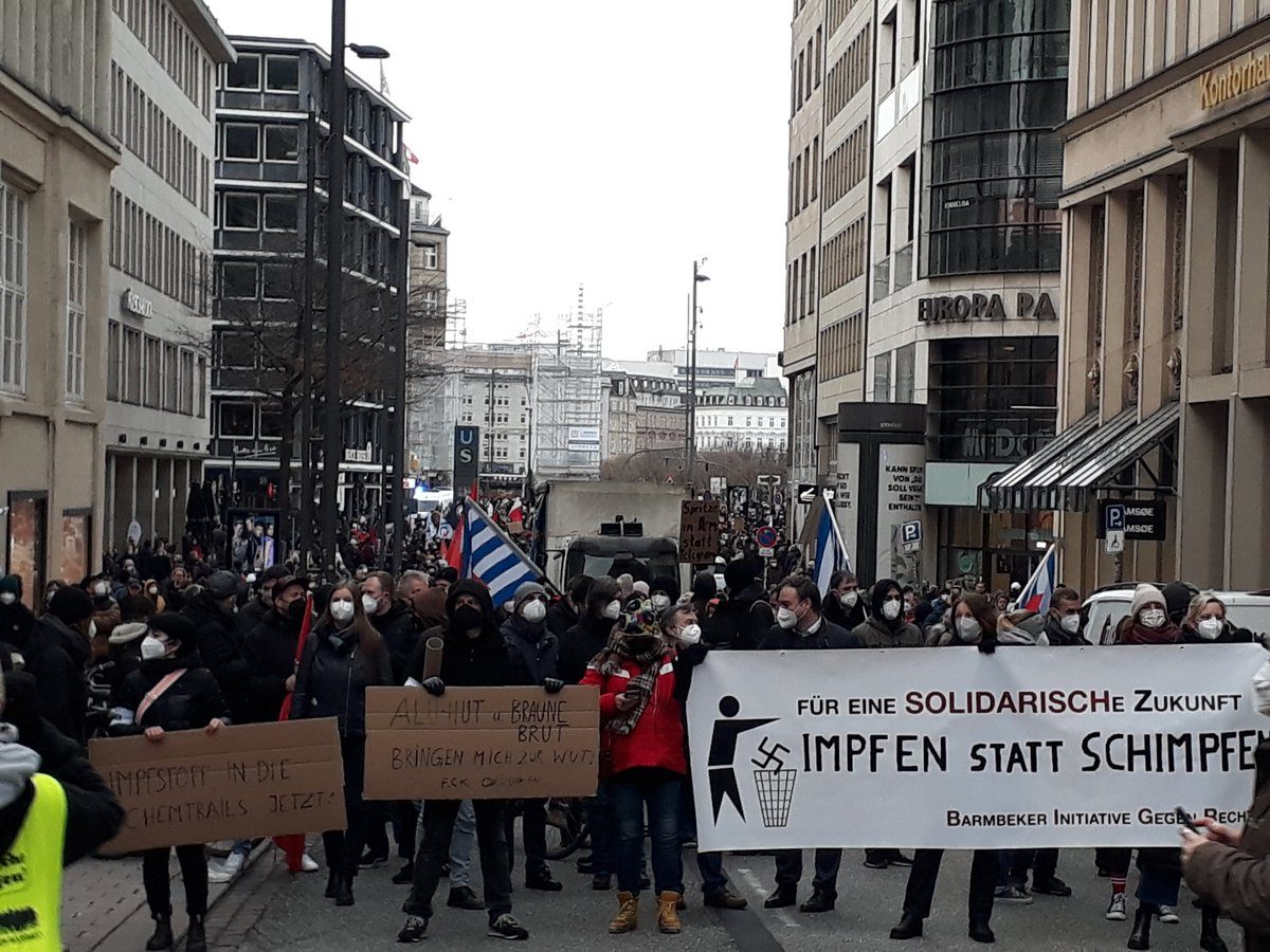 Ad Ambugo i Sì-vax in piazza per protestare contro negazionisti e No-Vax