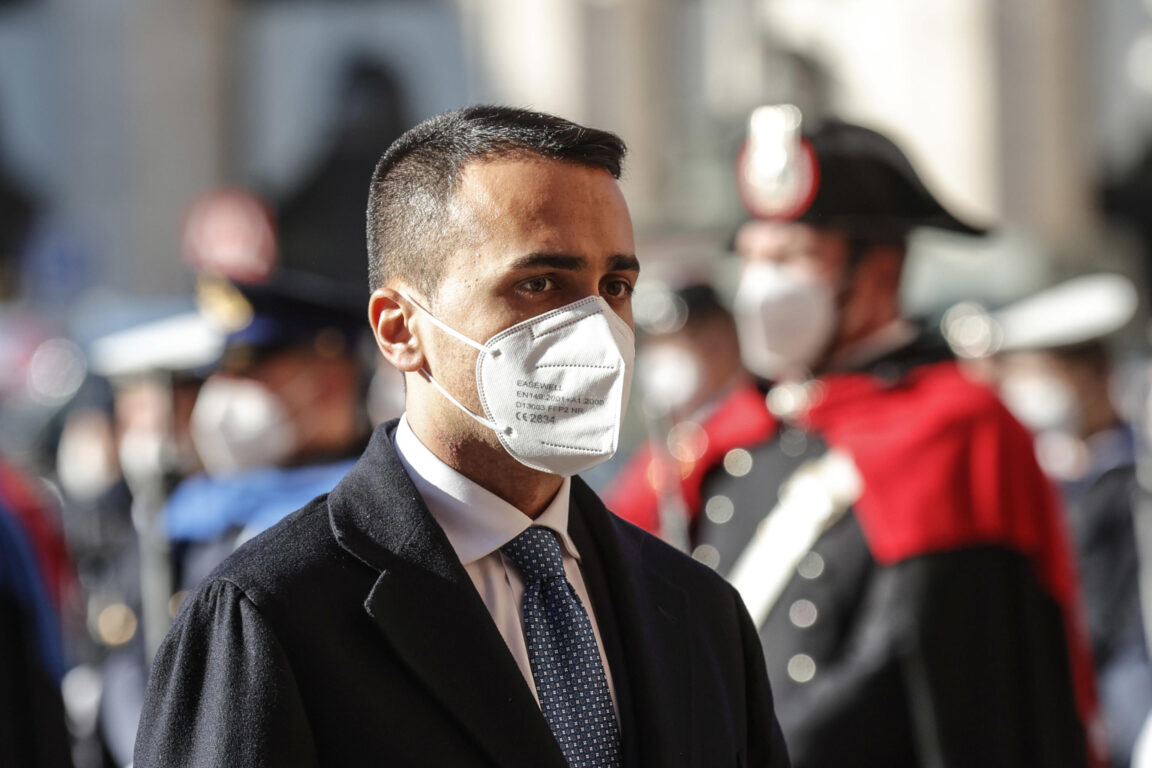 Di Maio rientrato dalla Francia per i funerali di Sassoli Quirinale, Di Maio: "Se il centrodestra porta un nome divisivo si spacca la maggioranza"