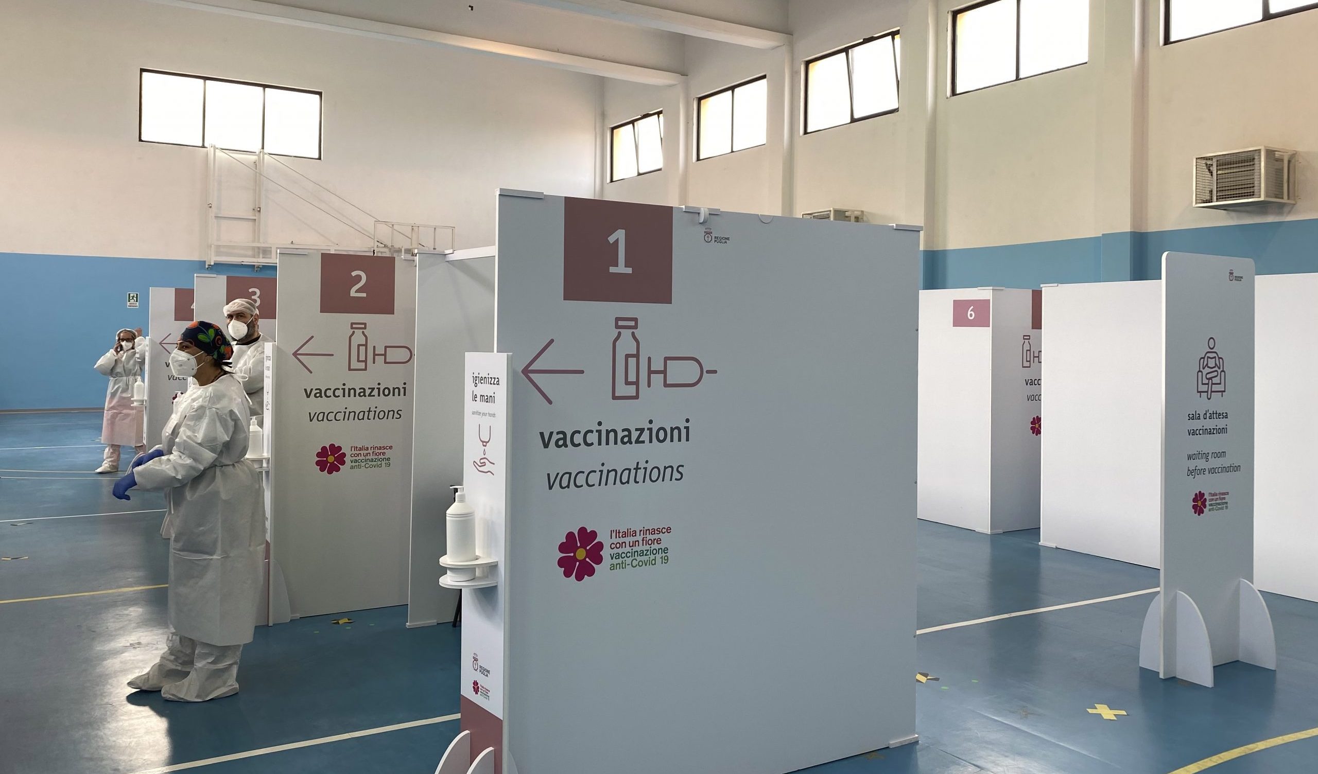 No-vax offre soldi all'infermiere in cambio di una falsa vaccinazione: denunciato