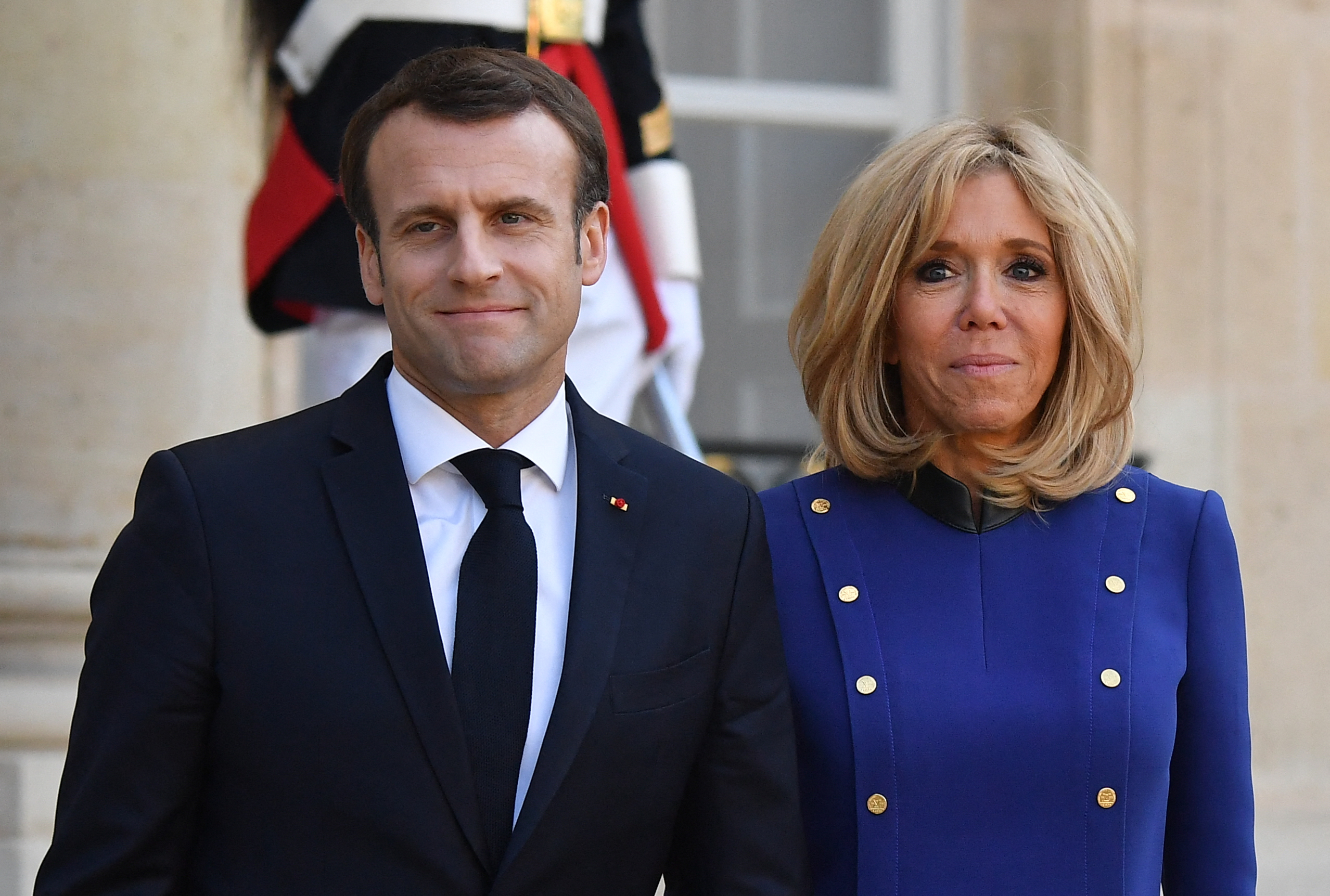 L'influencer di estrema destra sostiene che Brigitte Macron sia un uomo: denunciata dall'Eliseo