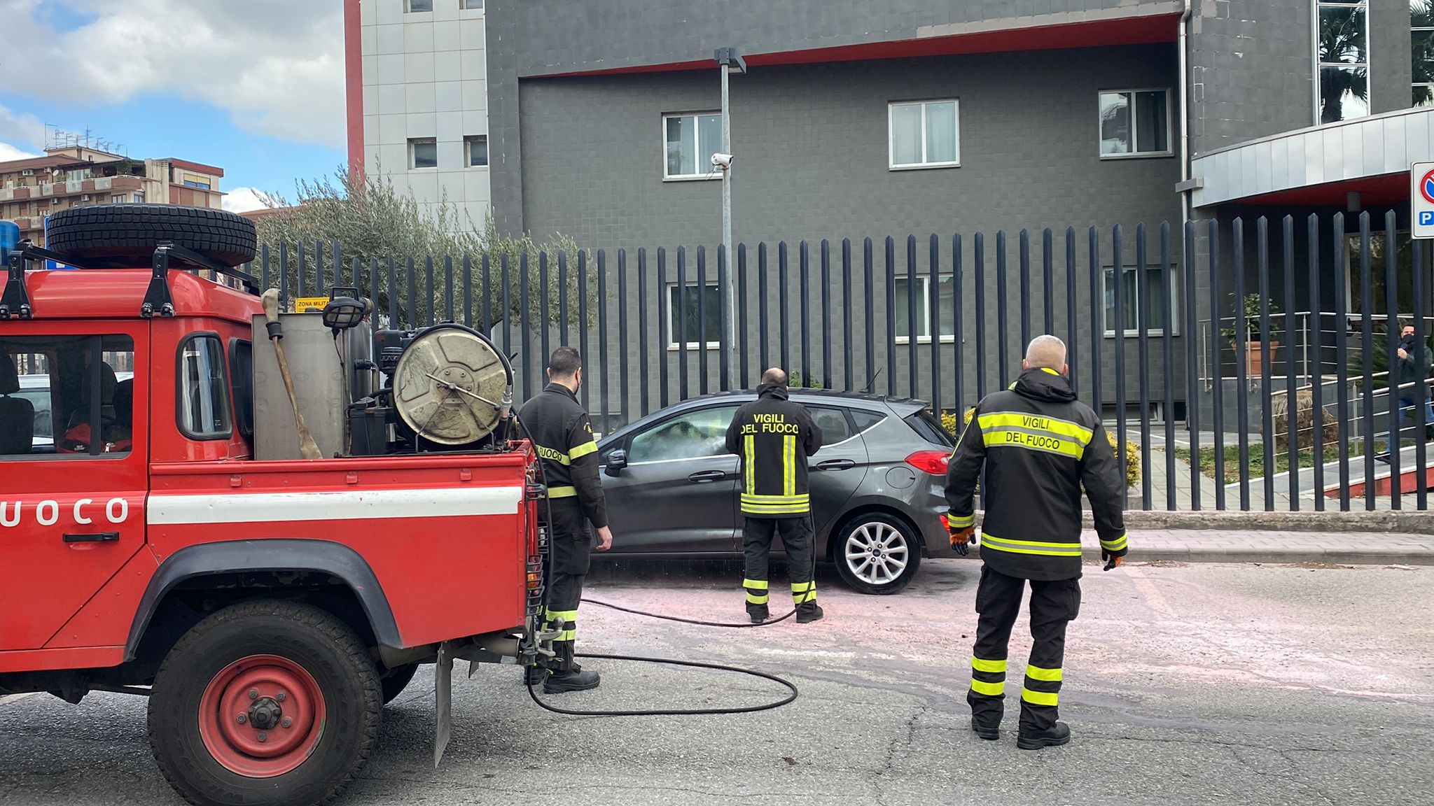 Cosenza, si dà fuoco davanti alla caserma dei carabinieri