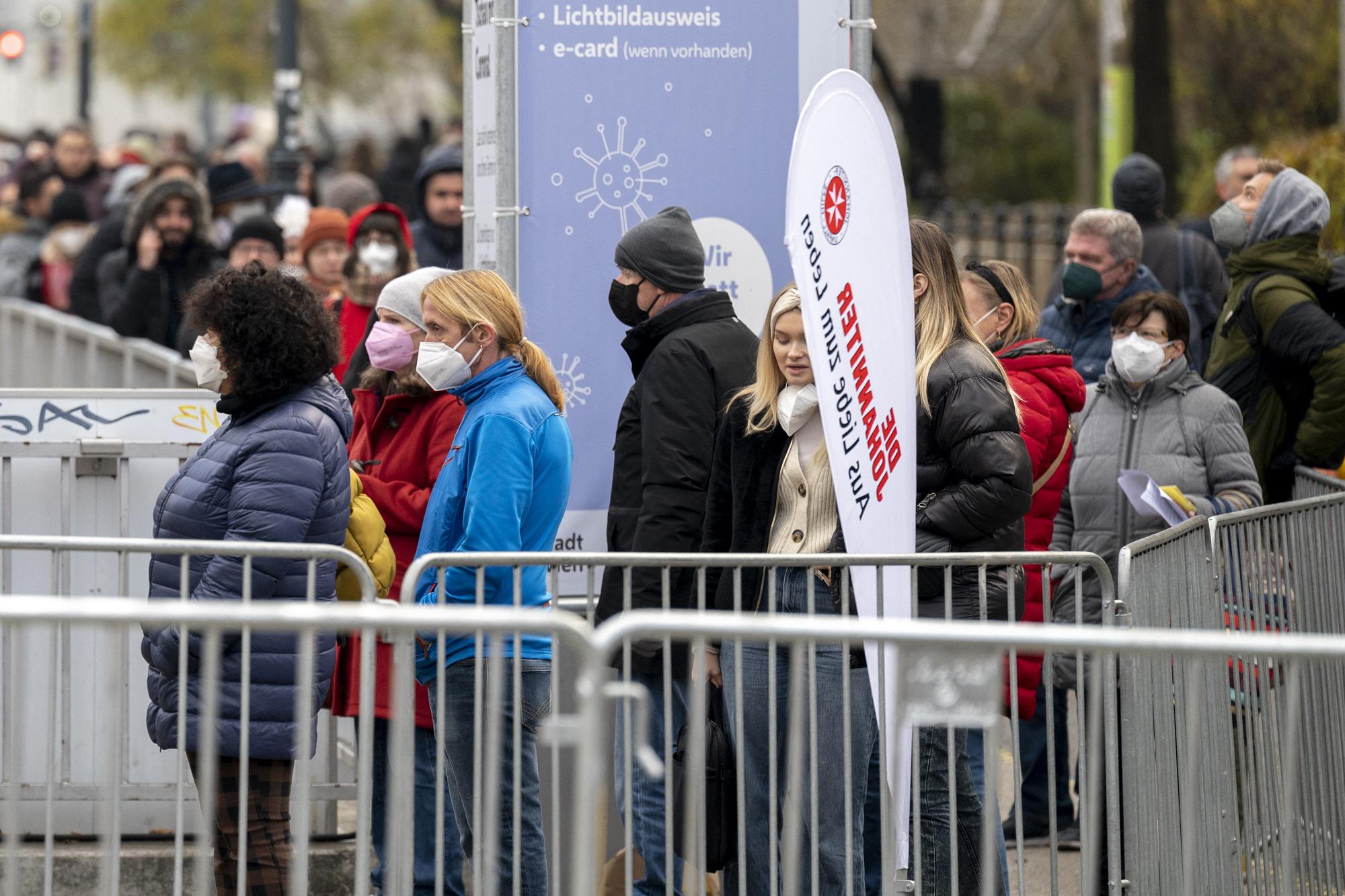 Il governo austriaco mette in palio voucher da 500 euro per chi si vaccina: al via una lotteria "speciale"