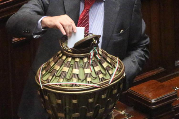 I positivi non voteranno per l'elezione del Capo dello Stato: si valuta l'ok per gli elettori con febbre ma negativi