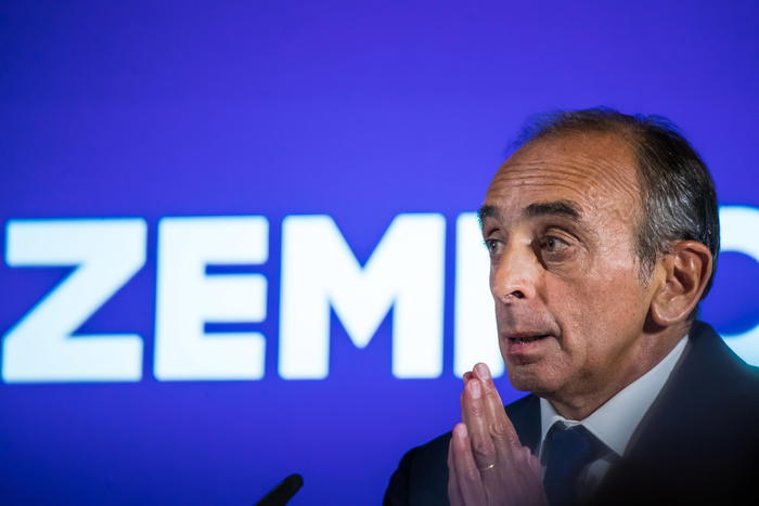 Francia, Eric Zemmour multato per 10.000 euro: definì i minori migranti "ladri, assassini e stupratori"