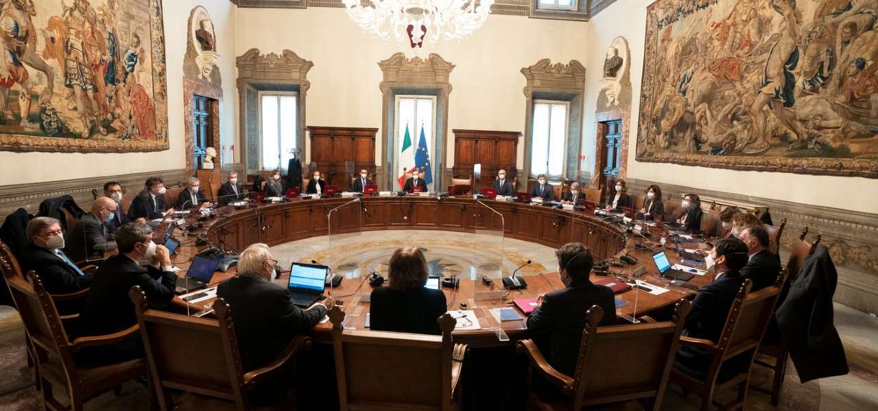 Un miliardo per i ristori e quasi quattro contro il caro bollette: gli interventi del governo oggi in Cdm