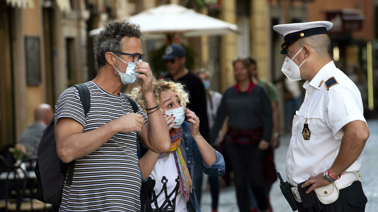 Tutti gli obblighi in scadenza lunedì 31 gennaio: mascherine, feste, discoteche. Ma è probabile una proroga