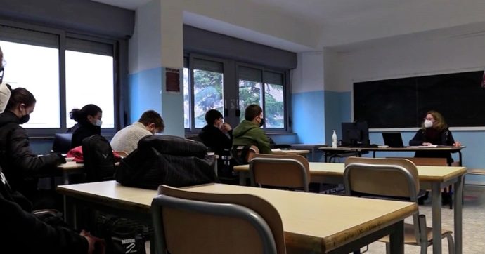 Sospesa la prof no-vax che si era rifiutata anche di indossare la mascherina Ffp2 in aula