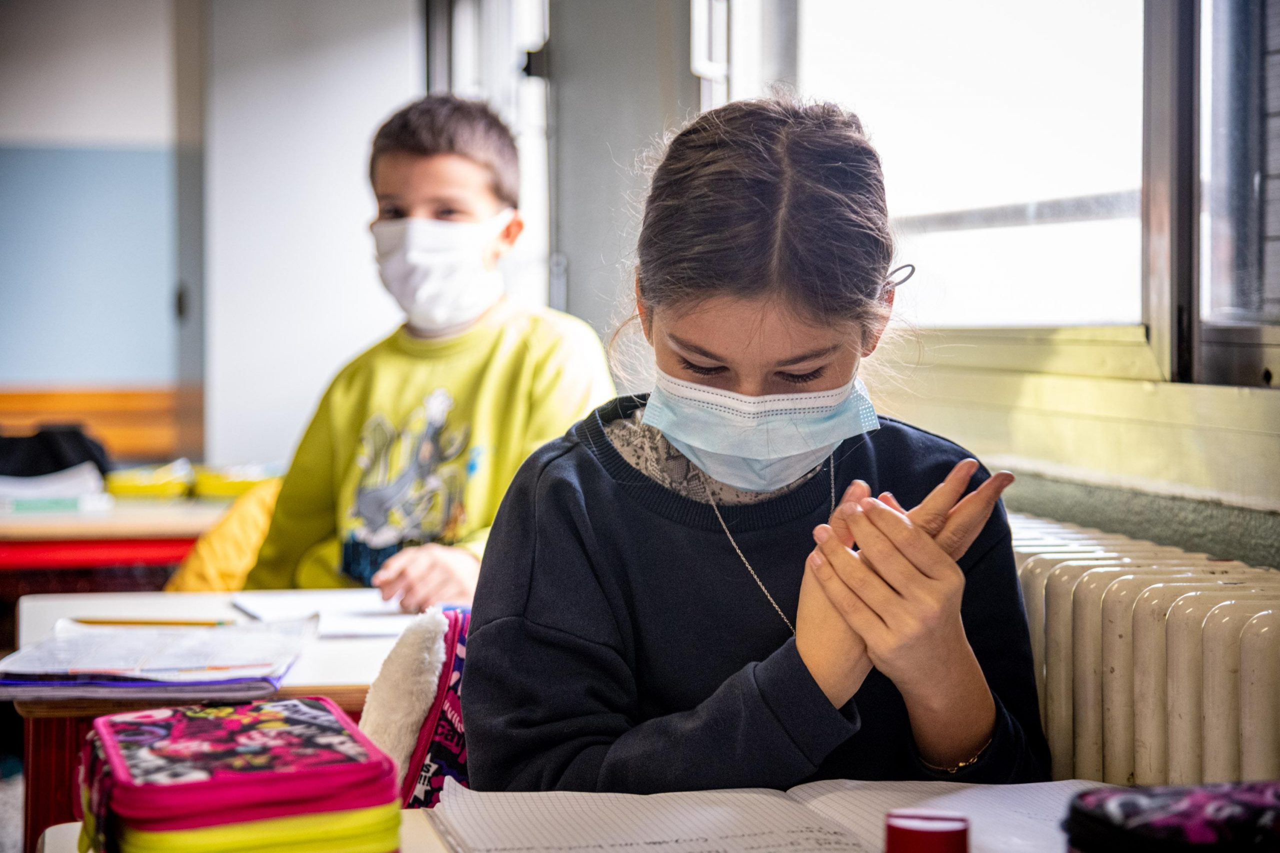 Oggi siamo tornati a scuola ma una classe su tre è rimasta a casa. E intanto gli scienziati litigano...