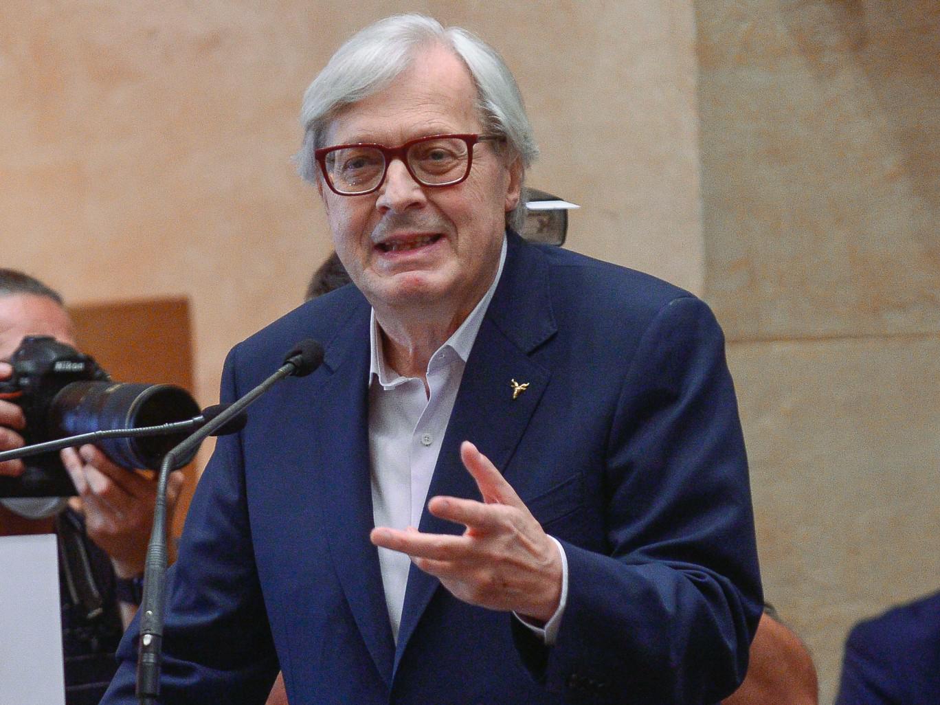 La destra candida Sgarbi alle prossime europee? Lui ci pensa e non esclude: "E' una possibilità, sto valutando"