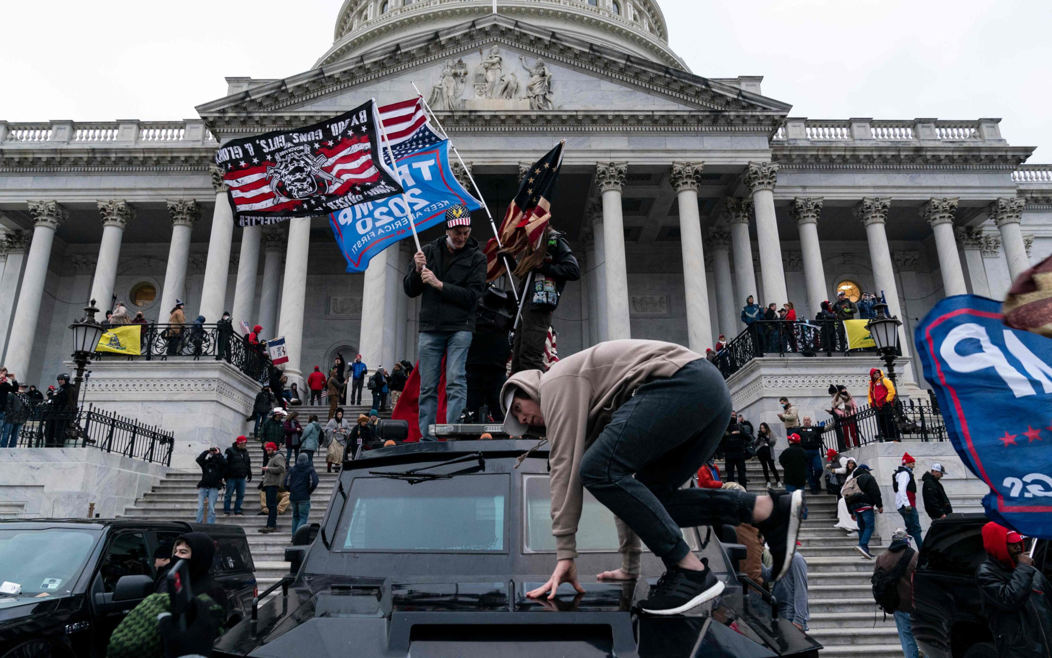 Assalto a Capitol Hill, un anno dopo: Trump mette l'elmetto per la riconquista della Casa Bianca