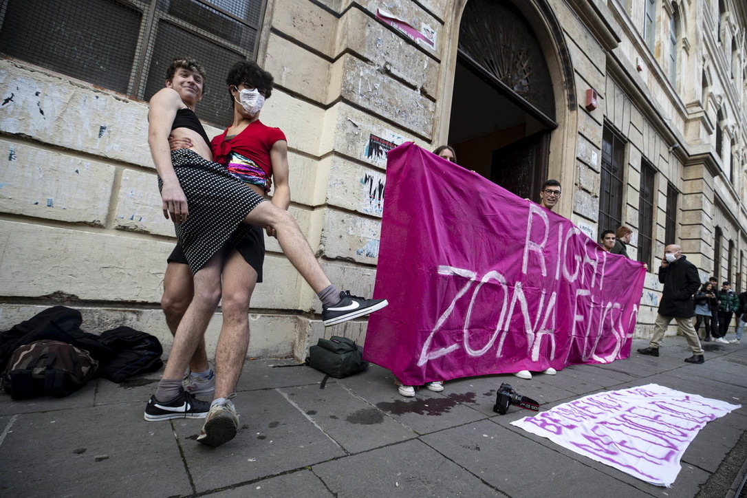 Liceo Righi, le scuse della preside: "La prof voleva solo proteggere la ragazza" (dicendo che era 'sulla Salaria'?)