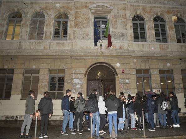 "Stai sulla Salaria?": una prof umilia una studentessa e scoppia la protesta dei compagni: "Basta dress code"