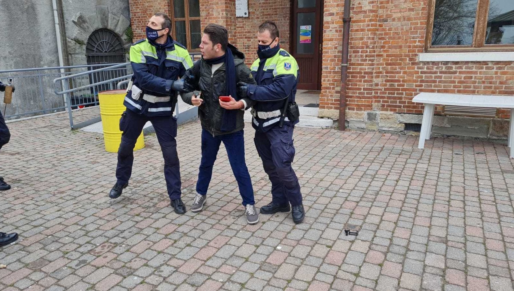 Il prefetto sospende il consigliere comunale no-vax di Trieste: è ai domiciliari