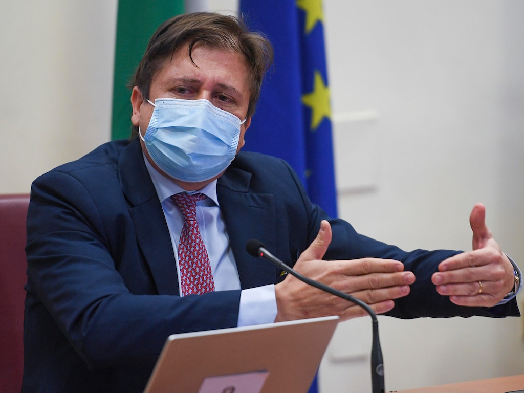 Covid, Sileri: "E' ancora presto per eliminare il Green pass. Va solo modificato"