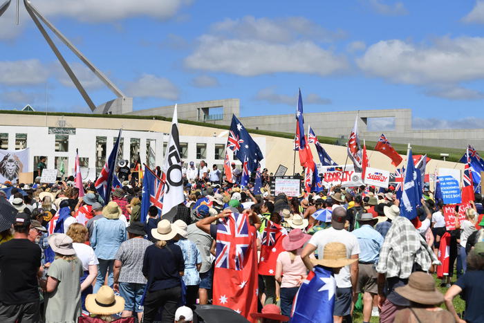Convoy to Canberra protest outside Parliament House Anche in Australia scoppia la protesta No Vax: migliaia di manifestanti davanti al Parlamento