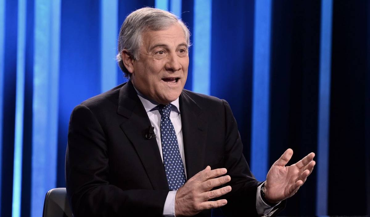 Tajani legato mani e piedi a Salvini e Meloni: "Il centro è Forza Italia e lo spazio è solo nel centro-destra"