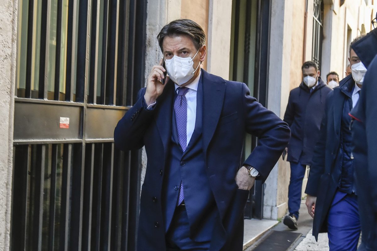 La Guardia di finanza perquisisce la casa di Conte: nel mirino consulenze per 400 mila euro